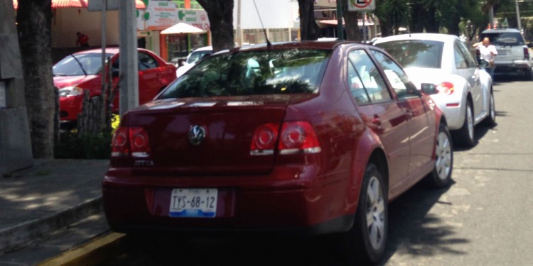 Vehículos estacionados en la 43 poniente, a pesar del señalamiento de "No estacionarse".