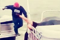 Propone matrimonio y cae al agua