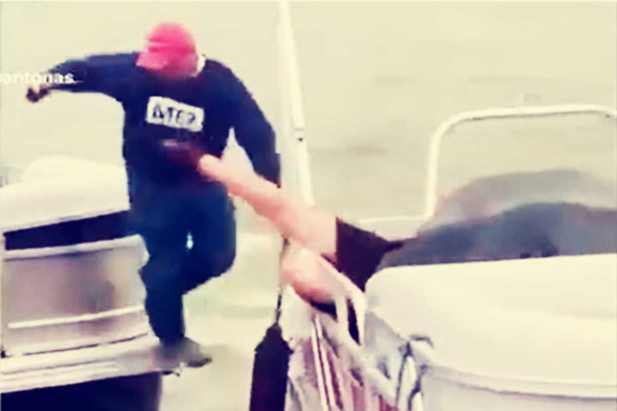 Propone matrimonio y cae al agua