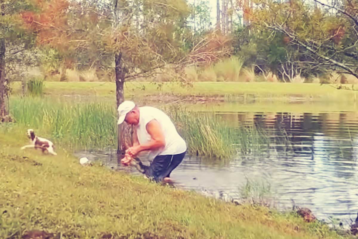 Abuelito salva a su cachorro de las fauces de un cocodrilo