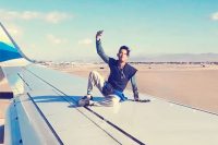 Hombre sube a ala de avión en movimiento