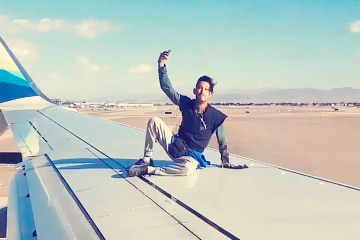 Hombre sube a ala de avión en movimiento