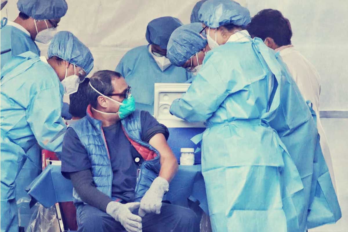 Inicia vacunación contra Covid-19 en Puebla