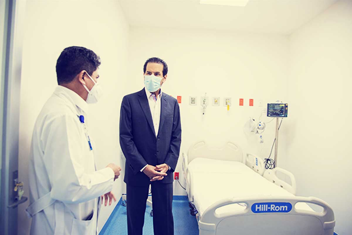 Alfonso Esparza entrega 18 nuevas camas al Hospital Universitario BUAP