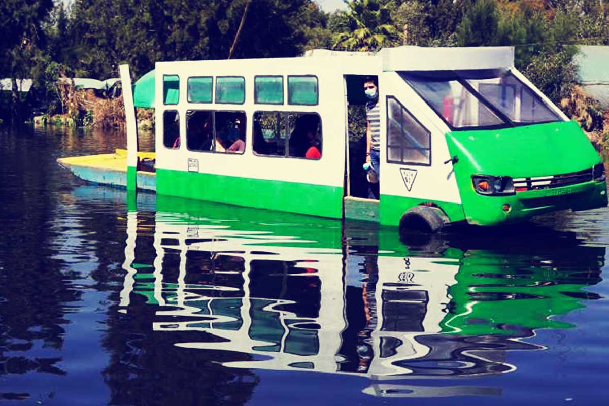 Trajinera en forma de microbús en Xochimilco