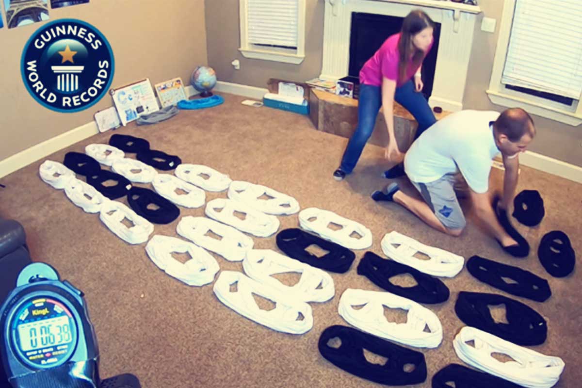 Rompe record Guinness vistiendo 35 camisetas en 1 minuto