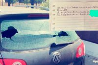 Niño rompe parabrisas y deja nota para pagar los daños