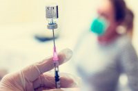 Recibe seis dosis de vacuna Pfizer por error