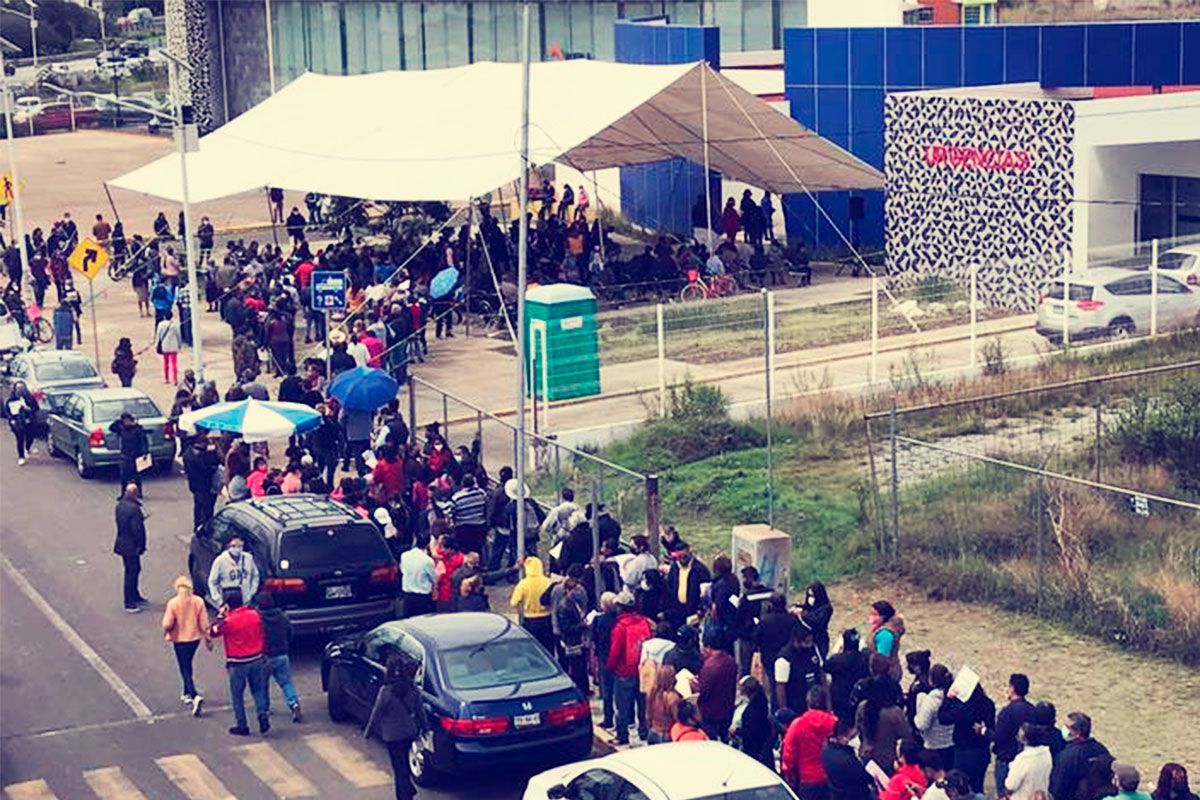 Largas filas en nueva etapa de vacunación en Puebla