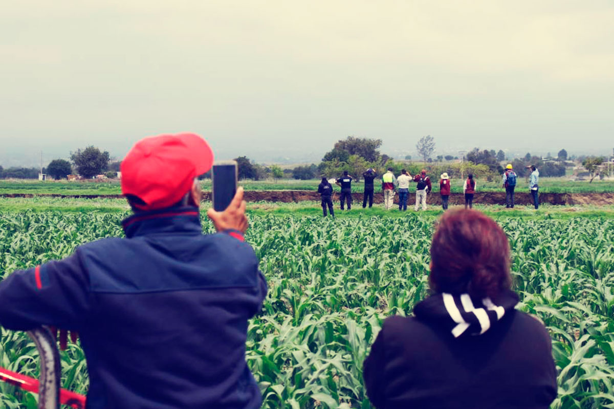 El socavón ya parece atracción turística