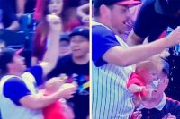 Hombre atrapa pelota de béisbol sin soltar a su bebé ni la cerveza