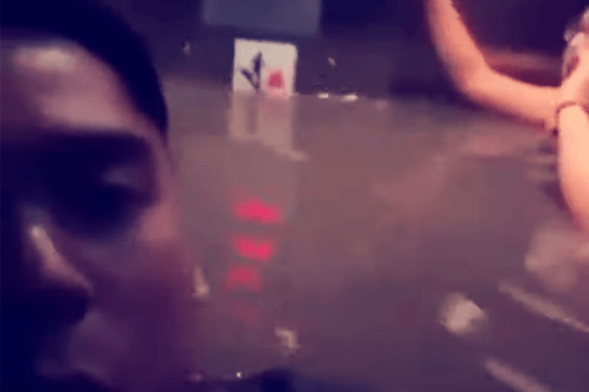 Quedan atrapados en un ascensor inundándose