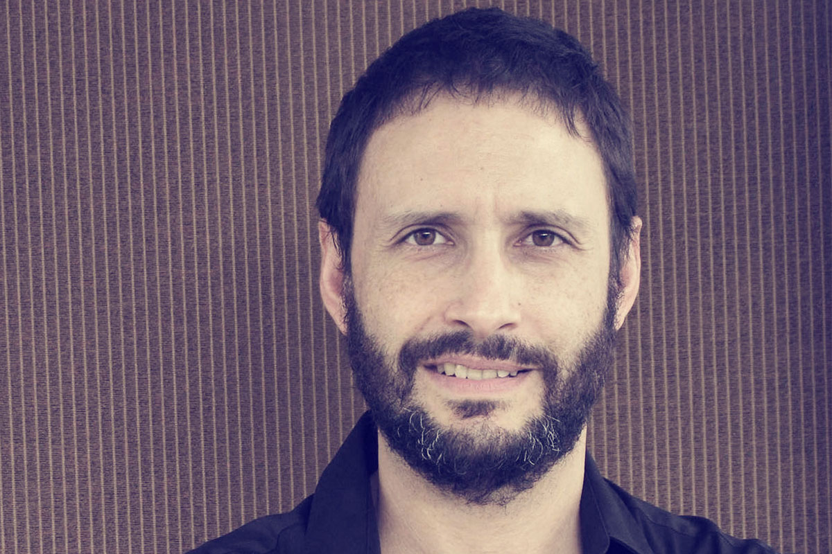 Entrevista a Adrián Curiel Rivera por su libro Amores Veganos