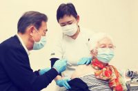 Se aplicará tercera dosis contra covid-19 en Japón