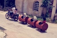 Papá construye trenecito para jugar con sus hijos