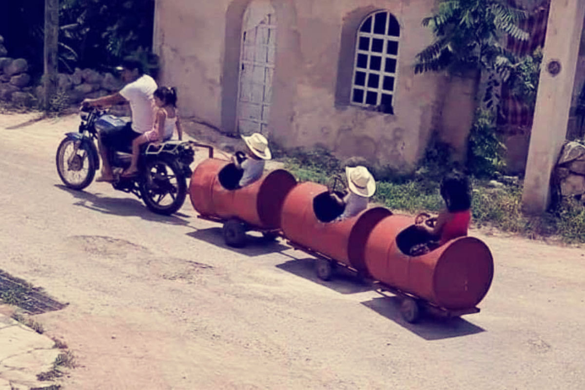 Papá construye trenecito para jugar con sus hijos