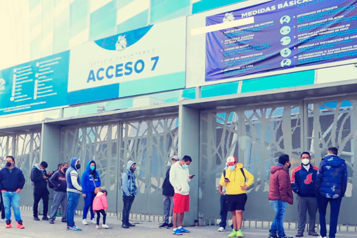 Largas filas por los boletos del Puebla vs Chivas