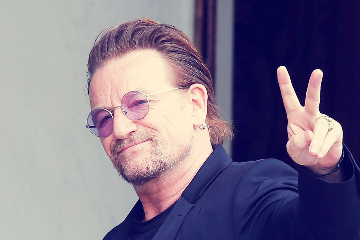 Bono avergonzado por la música de U2