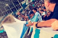 Aficionado lanza cenizas de fallecido en pleno partido