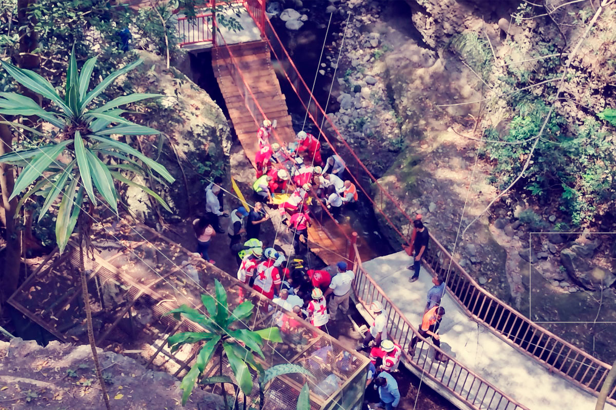 Puente colgante del Paseo Ribereño en Cuernavaca se cae durante su inauguración