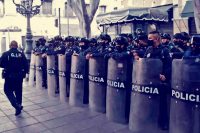 Policías blindan C.H. para evitar ambulantes