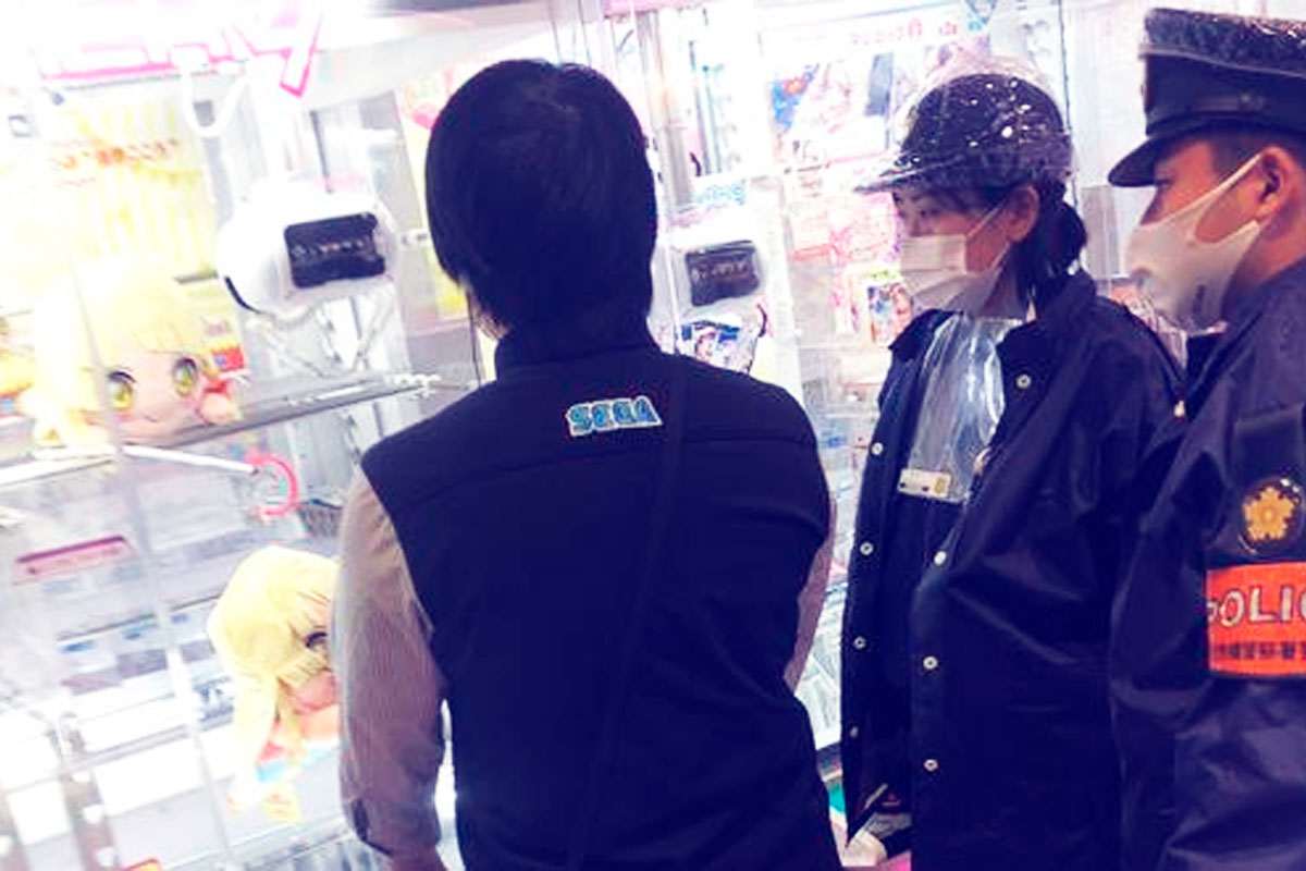 Joven pierde 200 veces en máquina de peluches y denuncia robo a la policía