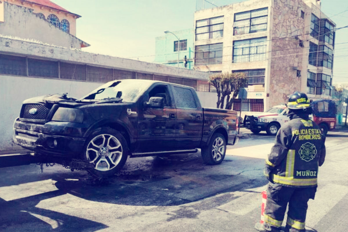 Se incendia camioneta