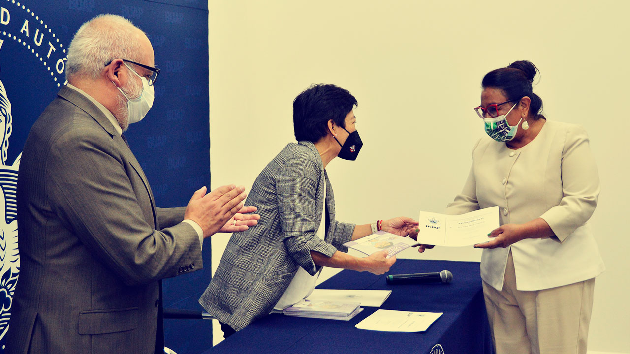 Lilia Cedillo entrega reconocimientos a la Comisión COVID-19 BUAP