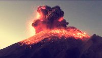 Explosión Popocatépetl pone en alerta a pueblos cercanos