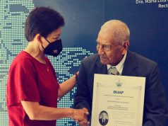 Don Felipe Espinosa Tecuapetla recibe de manos de la Rectora Lilia Cedillo su título profesional Don Felipe Espinosa Tecuapetla recibe de manos de la Rectora Lilia Cedillo su título profesional