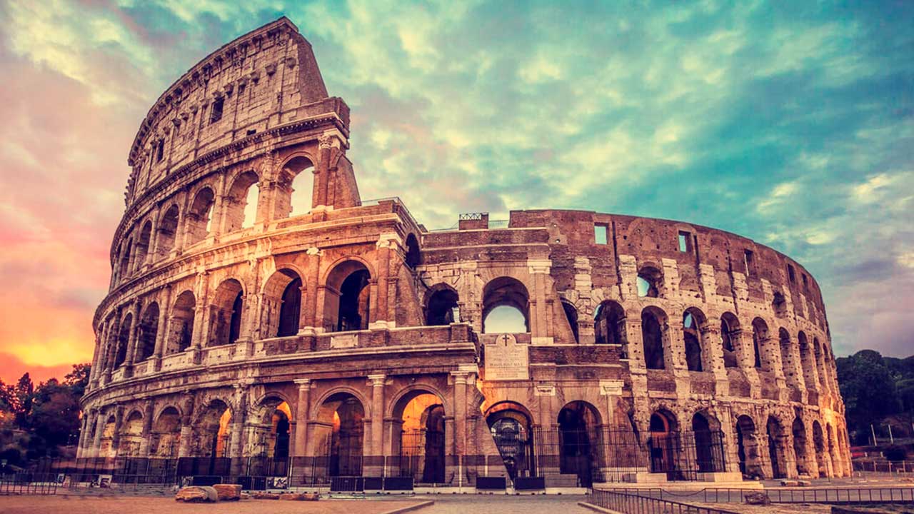 Turista grabó su nombre y el de su novia en el Coliseo de Roma