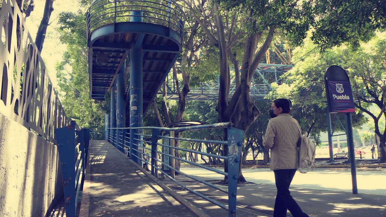 Se va el puente peatonal de Plaza Dorada