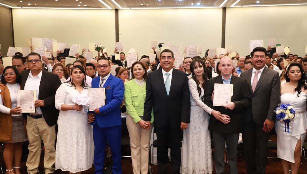 Con matrimonios colectivos gratuitos, Sergio Salomón ofrece certeza jurídica a parejas poblanas