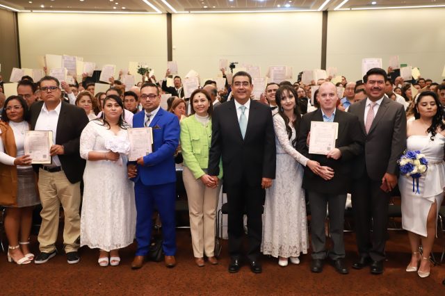 Con matrimonios colectivos gratuitos, Sergio Salomón ofrece certeza jurídica a parejas poblanas