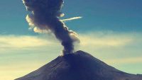 Intensa fumarola del Volcán Popocatépetl alcanza 12 kilómetros de extensión