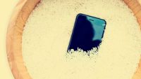 No hay que meter un teléfono mojado en arroz y te explicamos por qué