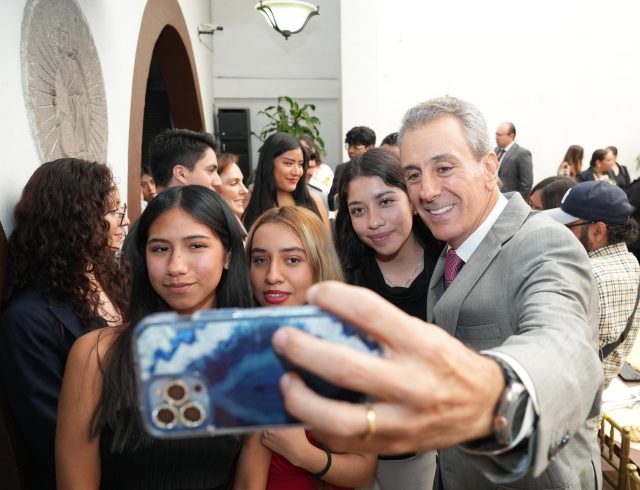 Dialoga Pepe Chedraui con estudiantes de la Escuela Libre de Derecho