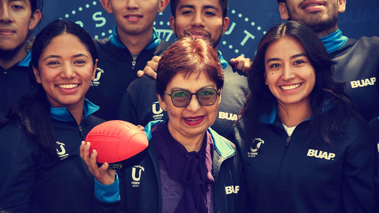 La Rectora de la BUAP entrega uniformes a los deportistas para la Universiada Regional 2024