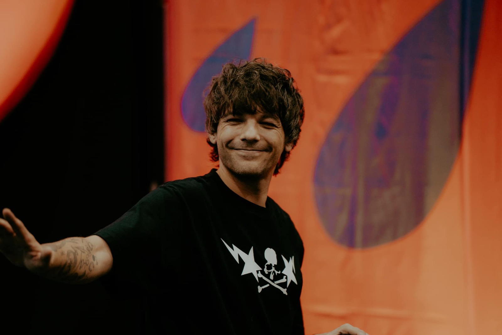 Louis Tomlinson habla con medios de comunicación