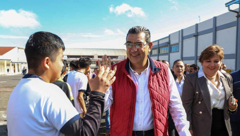 El gobernador Sergio Salomón presidió el inicio de la construcción del techado de la cancha del Centro Escolar “Presidente Manuel Ávila Camacho”