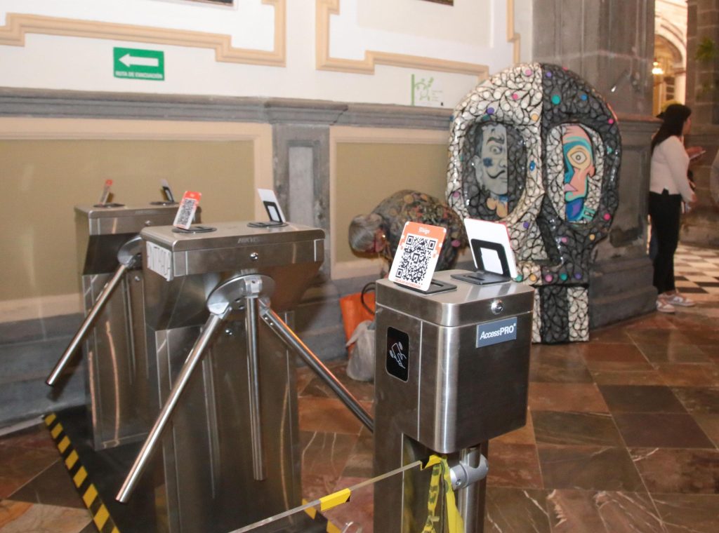 Por instrucción de Presidente Pepe Chedraui retiran torniquetes de acceso del Palacio Municipal