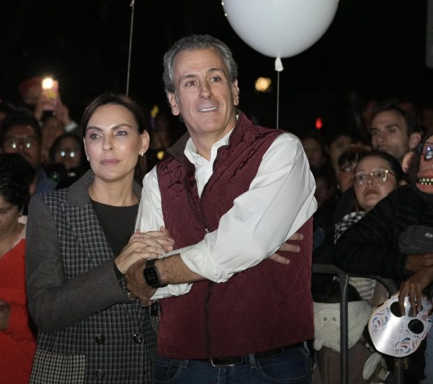 Disfrutaron cientos de poblanos el performance ¡Ay Llorona! en el Zócalo