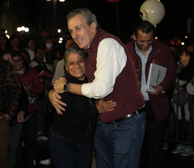 Disfrutaron cientos de poblanos el performance ¡Ay Llorona! en el Zócalo