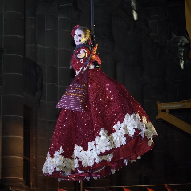 Disfrutaron cientos de poblanos el performance ¡Ay Llorona! en el Zócalo