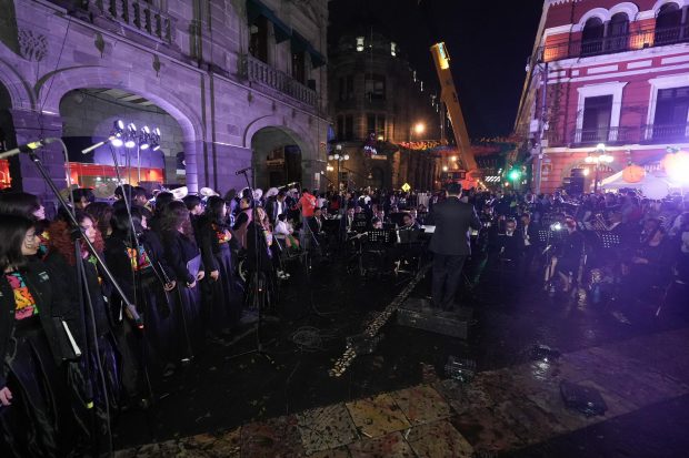 Disfrutaron cientos de poblanos el performance ¡Ay Llorona! en el Zócalo