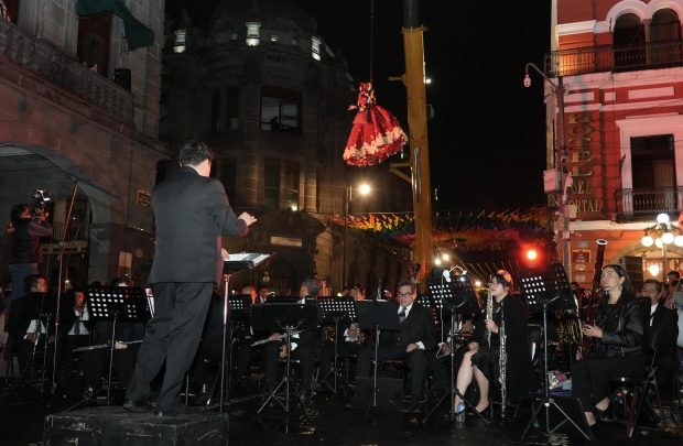 Disfrutaron cientos de poblanos el performance ¡Ay Llorona! en el Zócalo