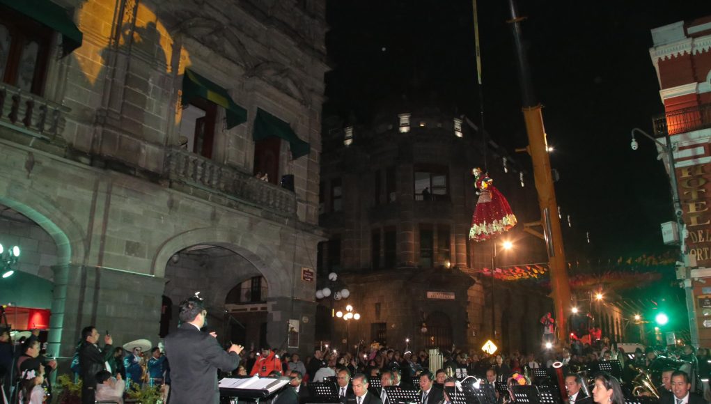 Disfrutaron cientos de poblanos el performance ¡Ay Llorona! en el Zócalo