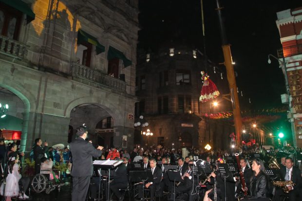 Disfrutaron cientos de poblanos el performance ¡Ay Llorona! en el Zócalo