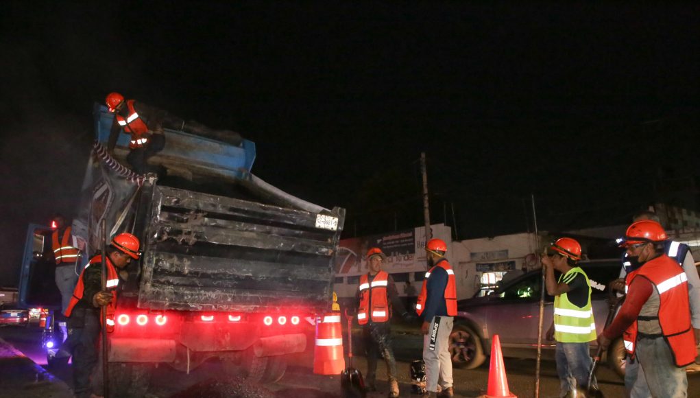 Encabeza Pepe Chedraui supervisión de trabajos de bacheo nocturno en la Capital