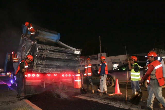 Encabeza Pepe Chedraui supervisión de trabajos de bacheo nocturno en la Capital